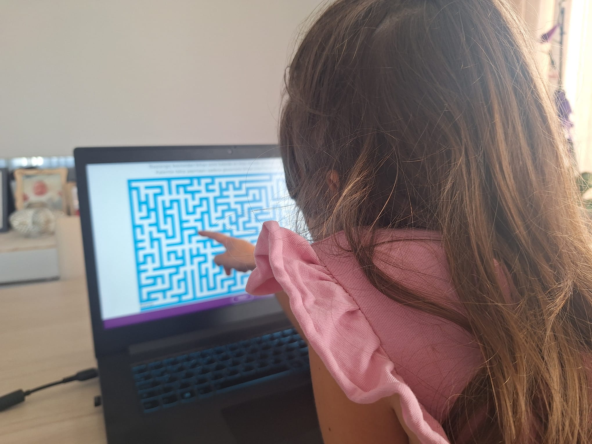 Öğrenci dizüstü ekrandaki labirenti parmağıyla takip ediyor